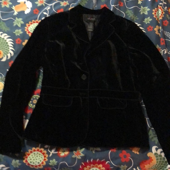 Velvet blazer with classy details. - Picture 4 of 5